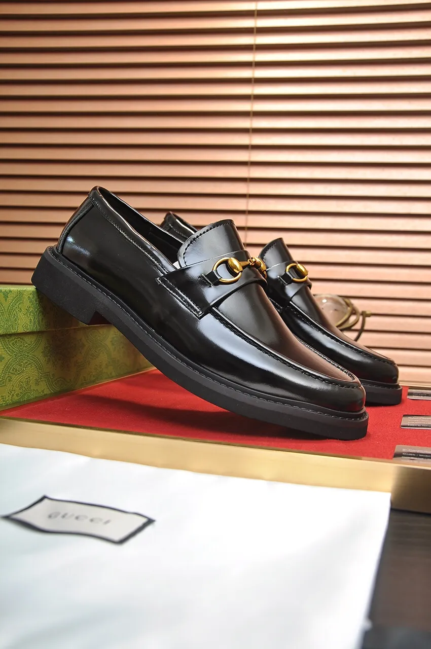 Men's shoes💰540💶Italy's top luxury men's shoe giant (GUCCI) (Gucci) (full cowhide lining) new arrival🍃Original European style🔰 Pleasant to the eye😍In order to make the shoes more durable and non-deformable🌀The production continues to follow traditional methods but there is still no lack of innovation💪Choose original sheepskin for the leather♻️ Smooth and natural And extra bright ⭐Made of imported cowhide, the first choice of rich people 38-45 (45 customized)